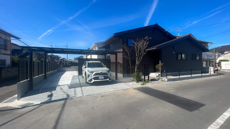 広い人工芝のお庭と適度にプライバシーを確保したモダン外構